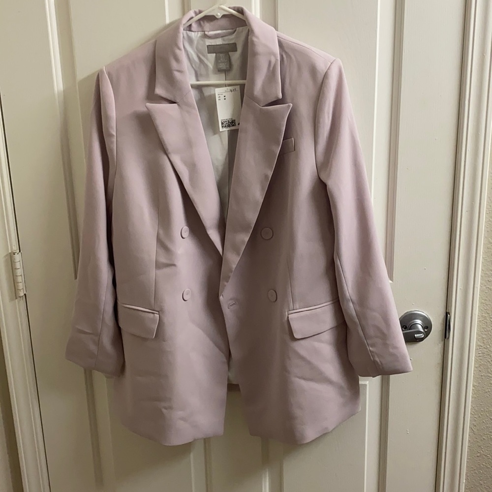 H&M lavender blazer size medium. New with tags. Cute fit!